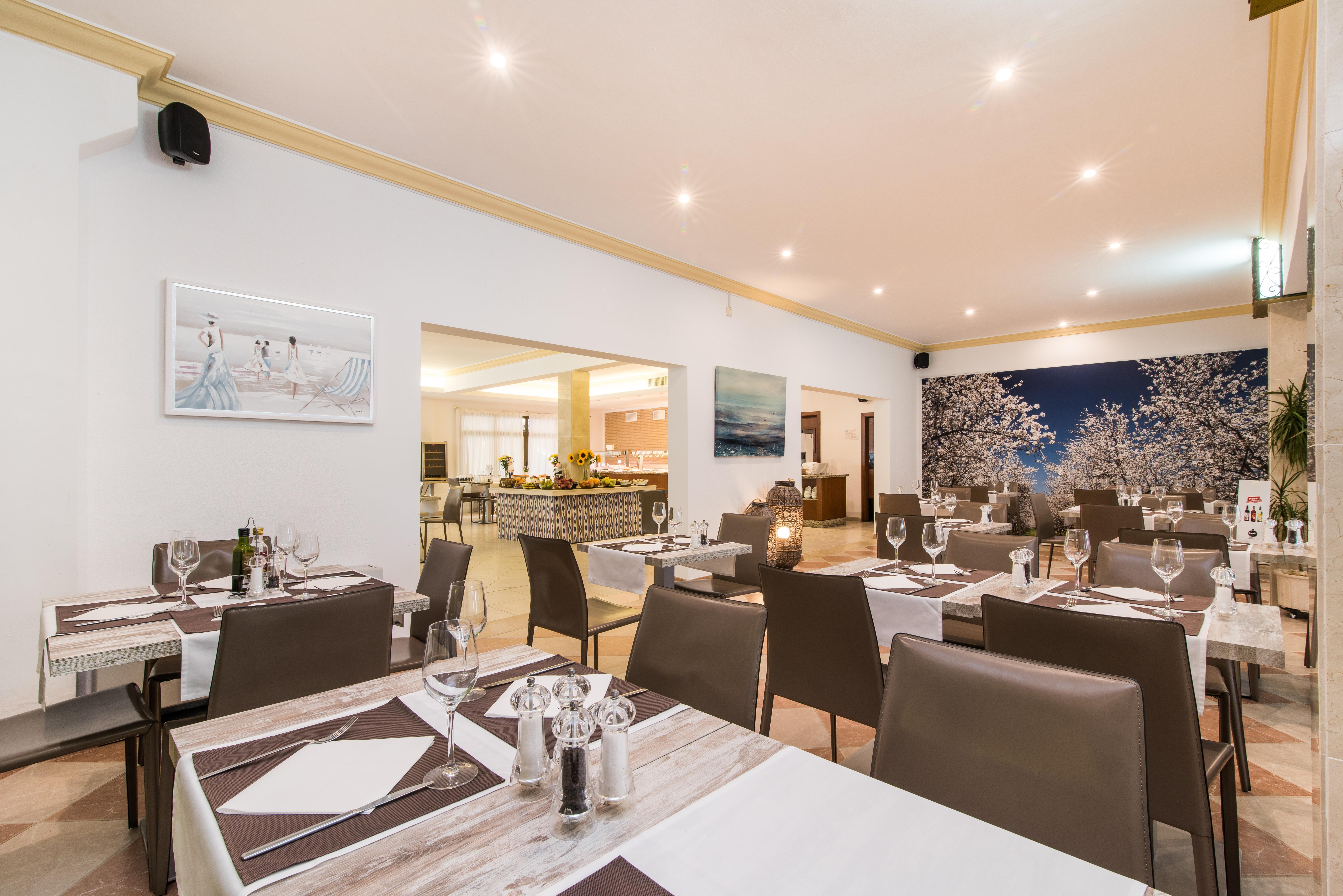 Hotel Baviera Кала Ратхада Екстериор снимка