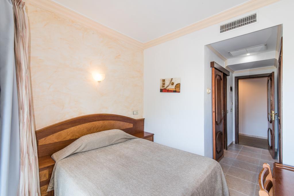 Hotel Baviera Кала Ратхада Екстериор снимка