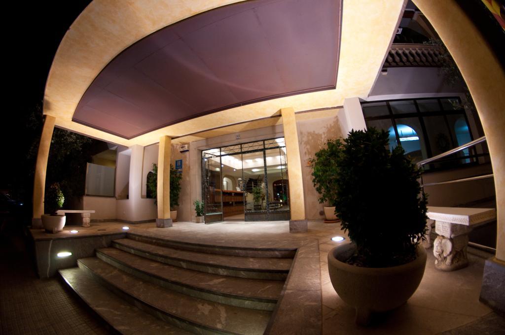 Hotel Baviera Кала Ратхада Екстериор снимка