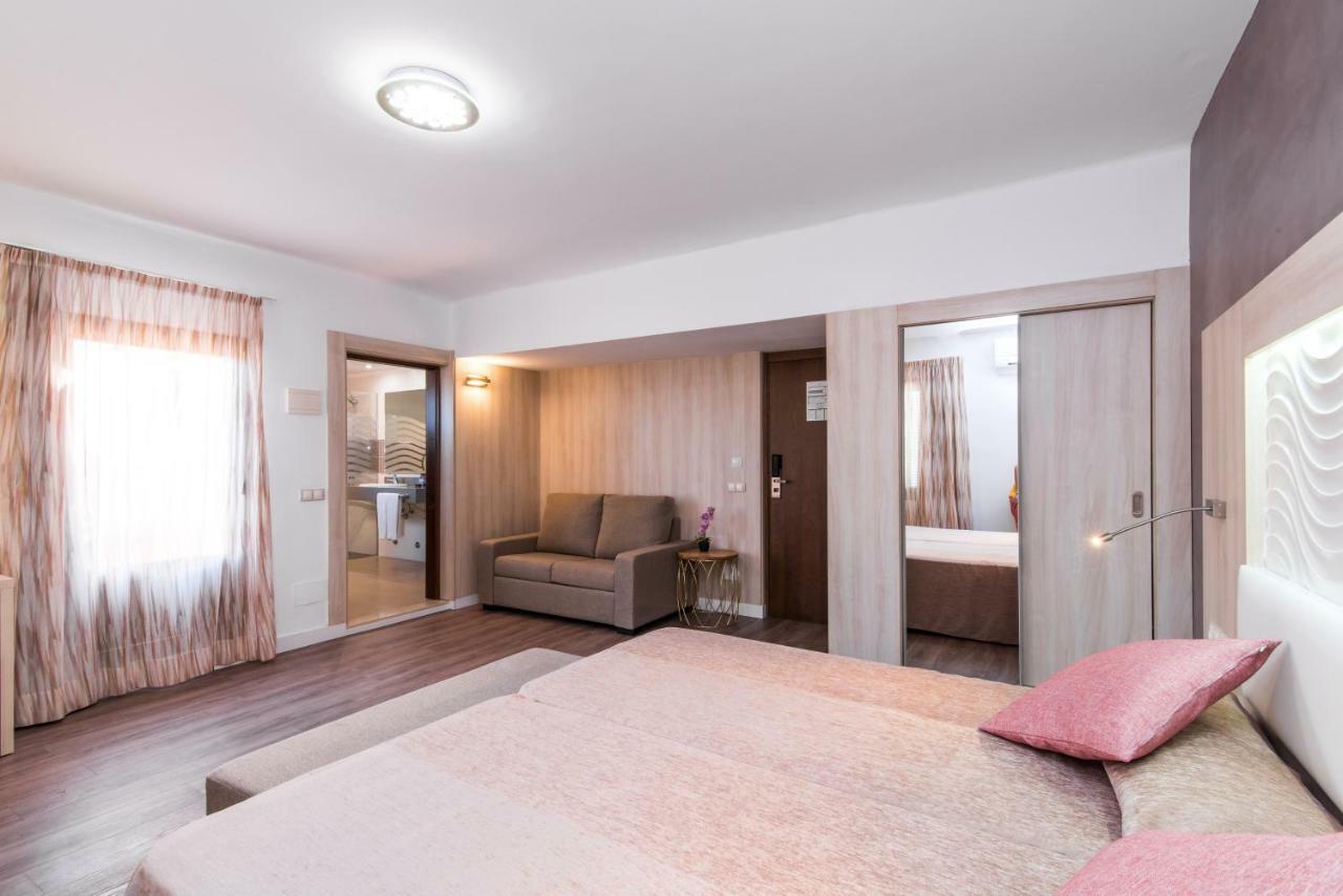 Hotel Baviera Кала Ратхада Екстериор снимка